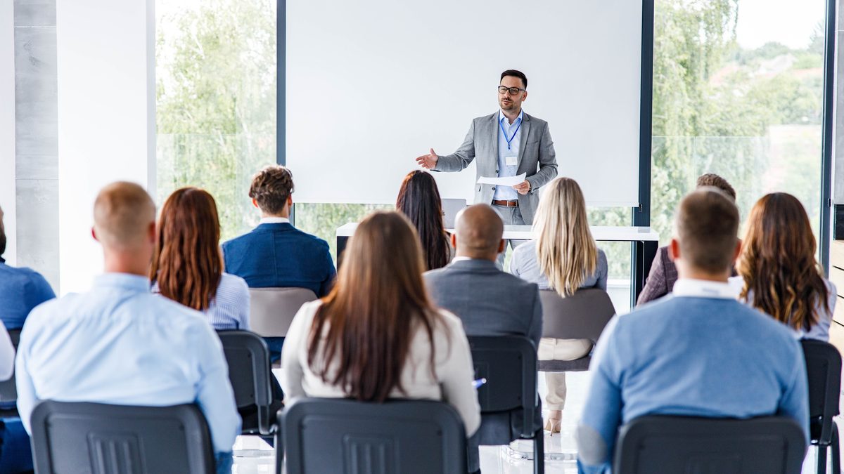 Profesionales de distintas organizaciones durante un seminario abierto