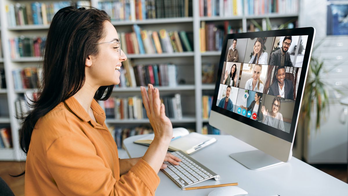 Participante en una clase virtual en vivo con el resto del grupo en pantalla